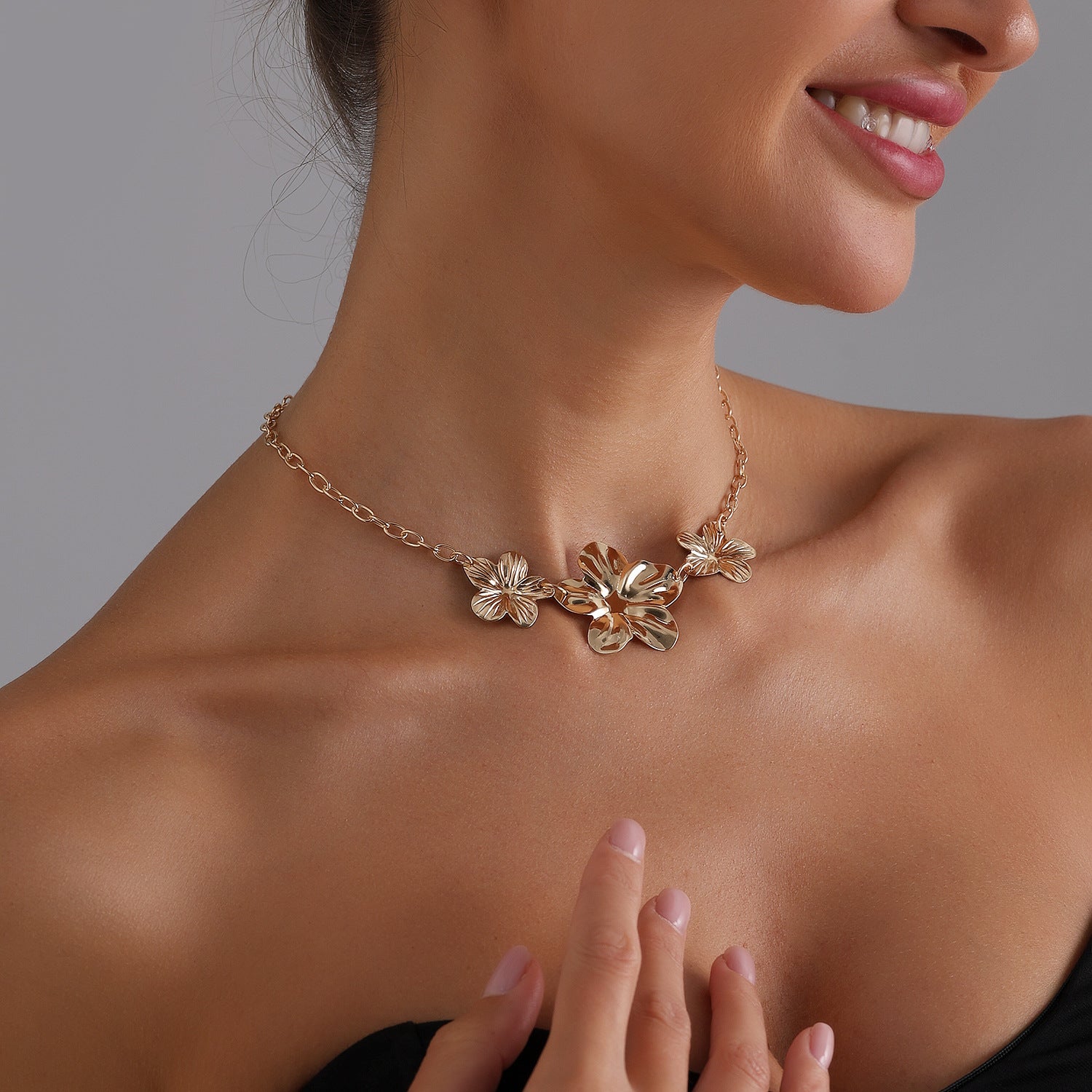 Three-Life Flower Necklace